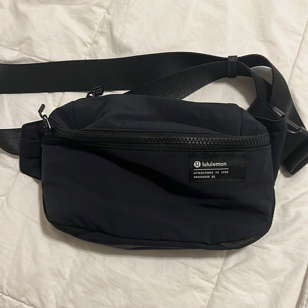 Lululemon Clean Lines Belt Bag 2L